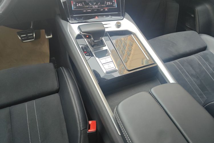 奥迪Q6 2023款 40 TFSI quattro 观云型 Light 飞骑套装中控内饰18