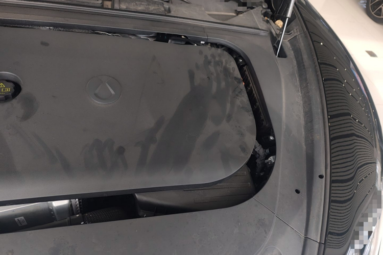 腾势Z9 2024款 1100km 四驱Ultra版机舱底盘26