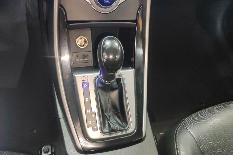 现代 朗动 2013款 1.6L 自动尊贵型中控内饰18