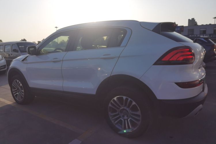 观致5 2018款 改款 1.6T 自动尊贵型车身外观4