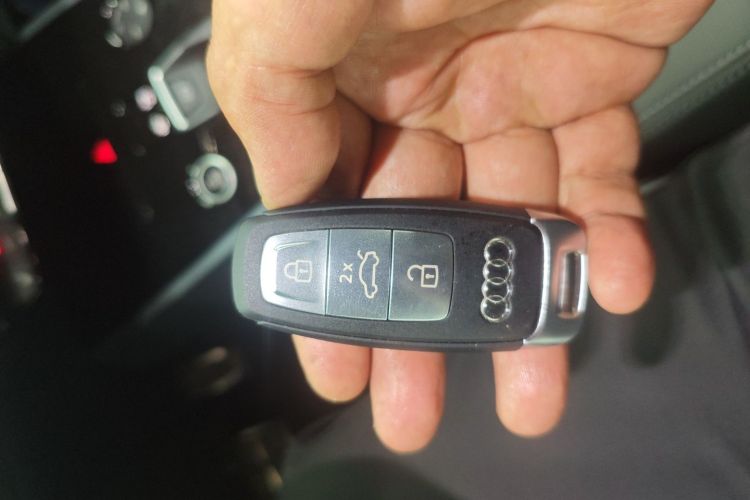 奥迪Q5 e-tron 2022款 40 e-tron 星耀型 锦衣套装中控内饰7001