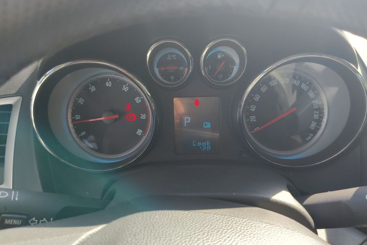 别克 英朗 2014款 XT 1.6L 自动时尚版中控内饰14