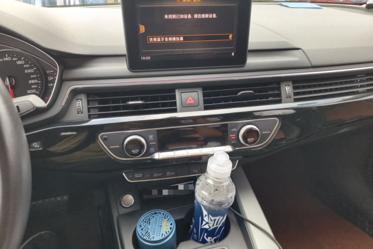 奥迪A4L 2018款 30周年年型 40 TFSI 进取型中控内饰16
