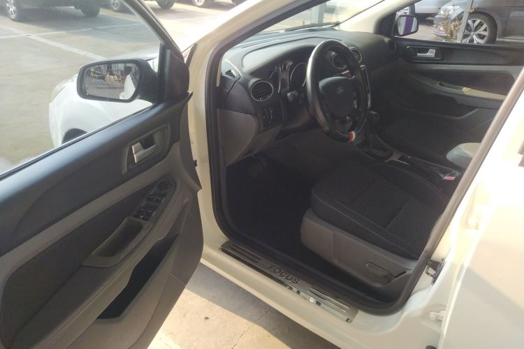 福特 福克斯 2013款 两厢经典 1.8L 自动百万纪念版中控内饰20