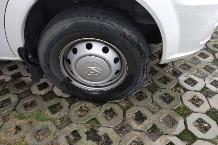 上汽大通MAXUS 新途V80 2023款 2.0T AMT经典傲运通短轴中顶5/6座车身外观6007