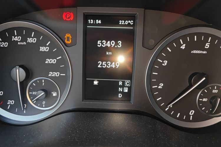 奔驰 威霆 2021款 2.0T 精英版 7座中控内饰15