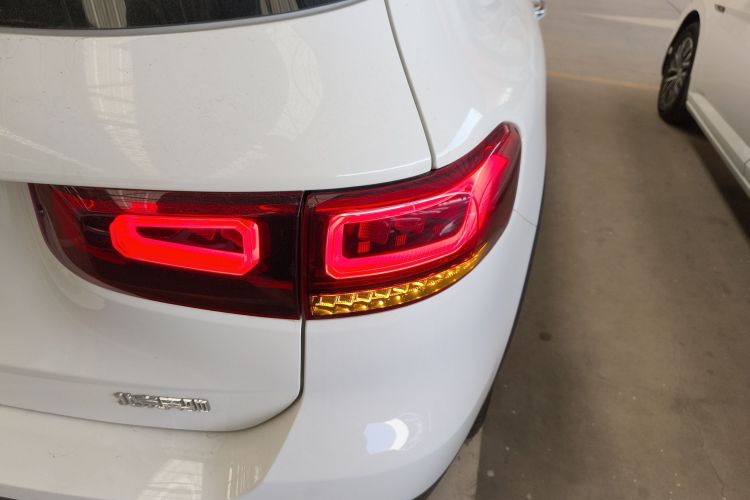 奔驰GLB 2021款 GLB 200 动感型车身外观9