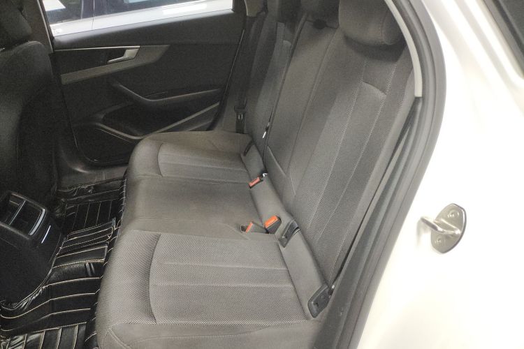 奥迪A4L 2019款 40 TFSI 进取型 国VI中控内饰7004