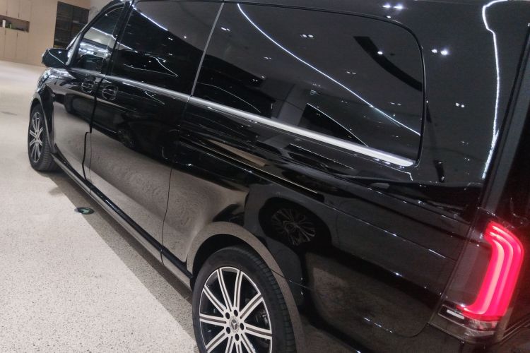 奔驰V级 2024款 V 300 L 长轴距尊贵版车身外观4