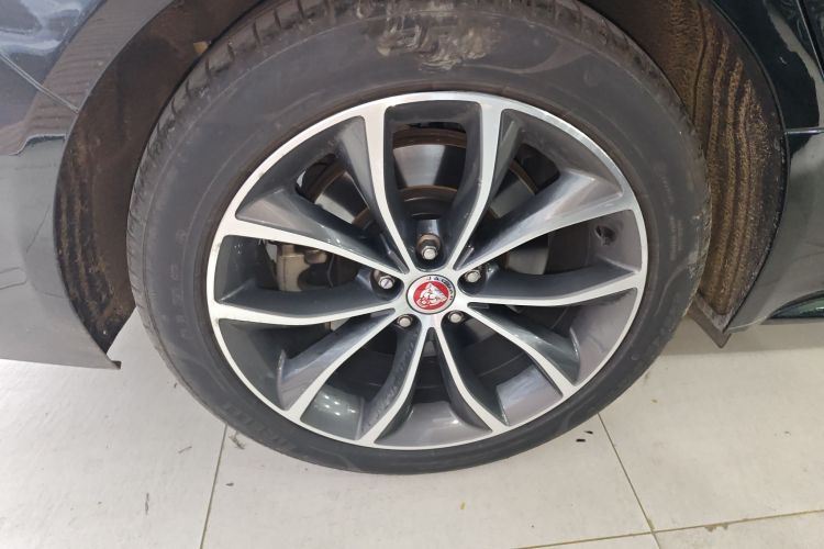 捷豹XFL 2023款 XFL 2.0T P250 两驱精英运动版车身外观6008