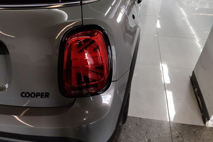 MINI 2022款 1.5T COOPER 艺术家 五门版车身外观9