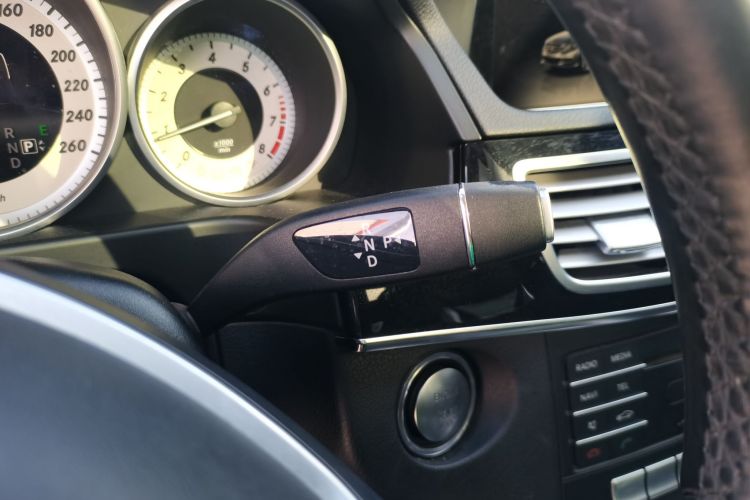 奔驰E级 2015款 改款 E 260 L 运动型中控内饰18