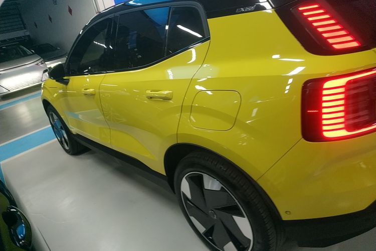 沃尔沃EX30 2025款 后驱长续航版 Ultra车身外观4