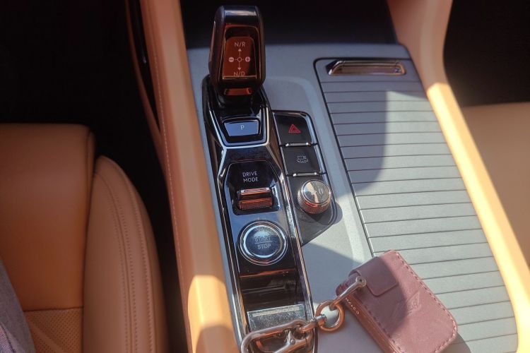 领克09 EM-P 2021款 2.0T PHEV Ultra 六座中控内饰18