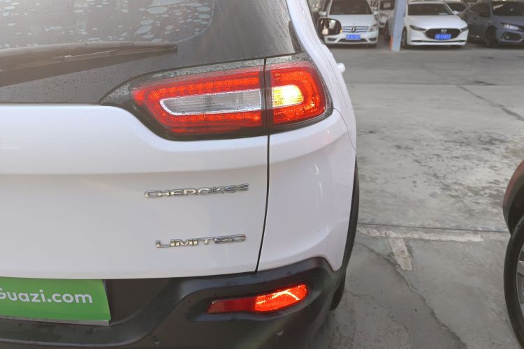 Jeep 自由光 2017款 2.0L 优越版车身外观9