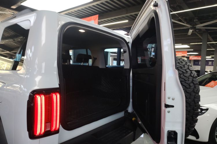 坦克300 2023款 越野版 2.0T 征服者机舱底盘23