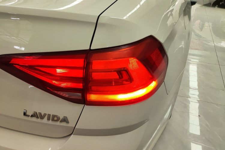 大众 朗逸 2017款 1.6L 自动风尚版车身外观9