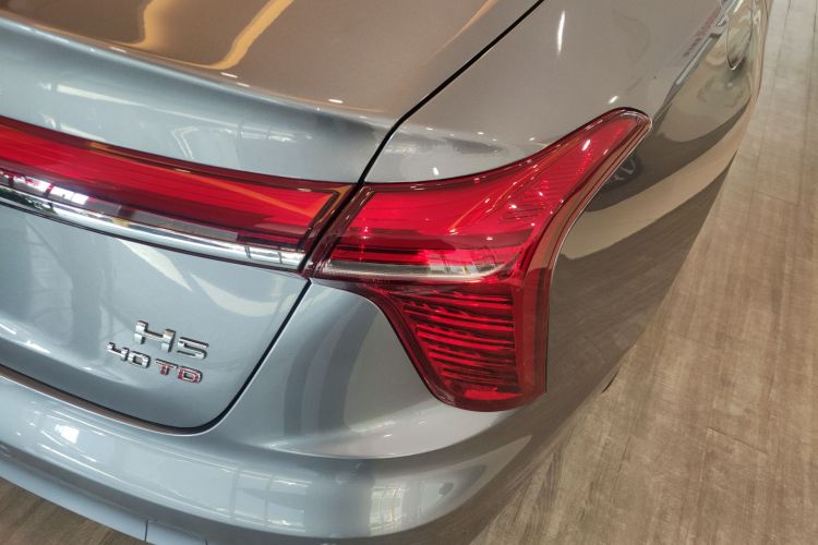 红旗H5 2023款 2.0T 自动智联旗享版车身外观9
