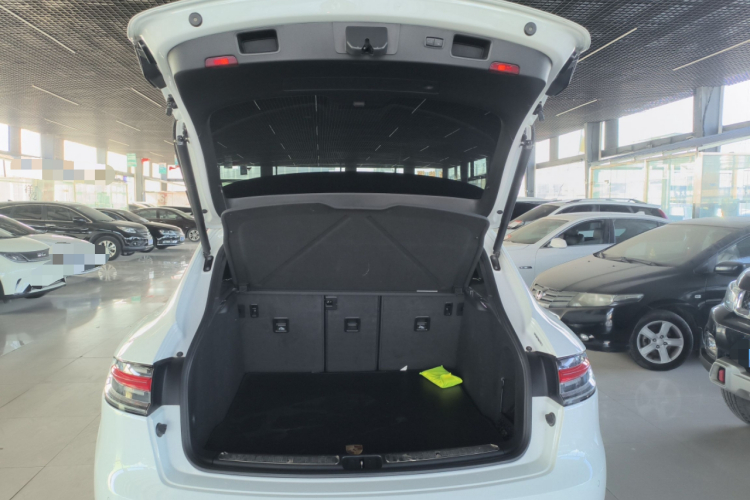 保时捷 2023款 Macan 2.0T机舱底盘23