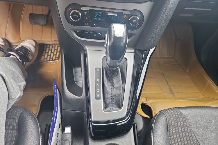 福特 福克斯 2012款 三厢 1.6L 自动风尚型局部细节18