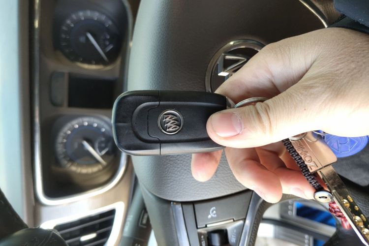 别克GL8 2011款 2.4L LT豪华商务行政版中控内饰11