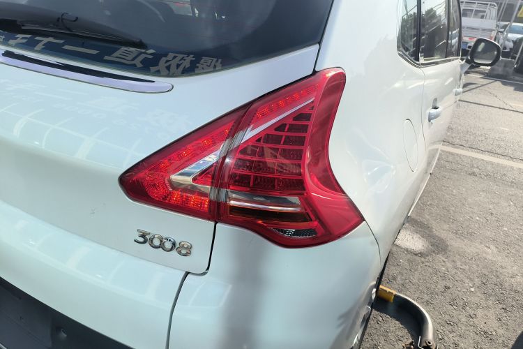 标致3008 2015款 2.0L 自动潮流版车身外观9