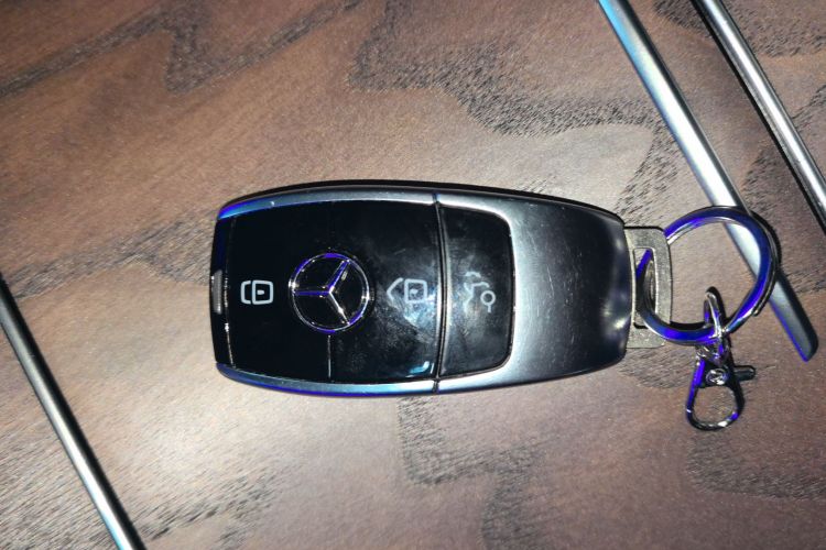 奔驰E级 2023款 改款 E 300 L 时尚型中控内饰11