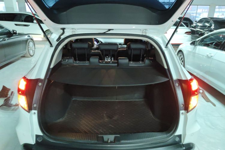 本田 缤智 2015款 1.8L CVT两驱豪华型机舱底盘23