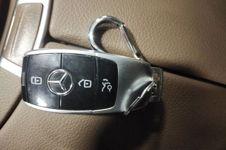 奔驰E级 2017款 E 320 L 运动型 4MATIC中控内饰7001