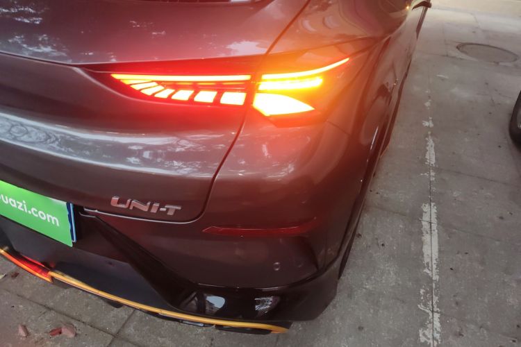 长安UNI-T 2022款 1.5T 运动版 尊贵型车身外观6006