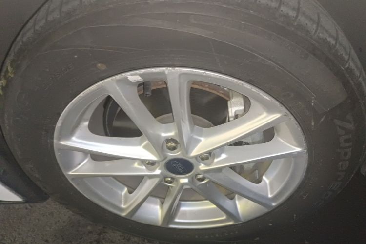 福特 福克斯 2017款 三厢 EcoBoost 180 自动精英型车身外观10