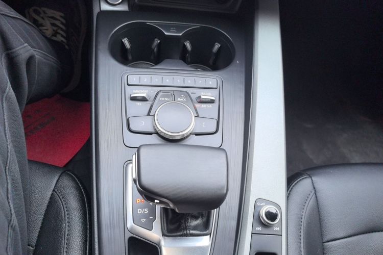 奥迪A4L 2018款 30周年年型 40 TFSI 进取型中控内饰18