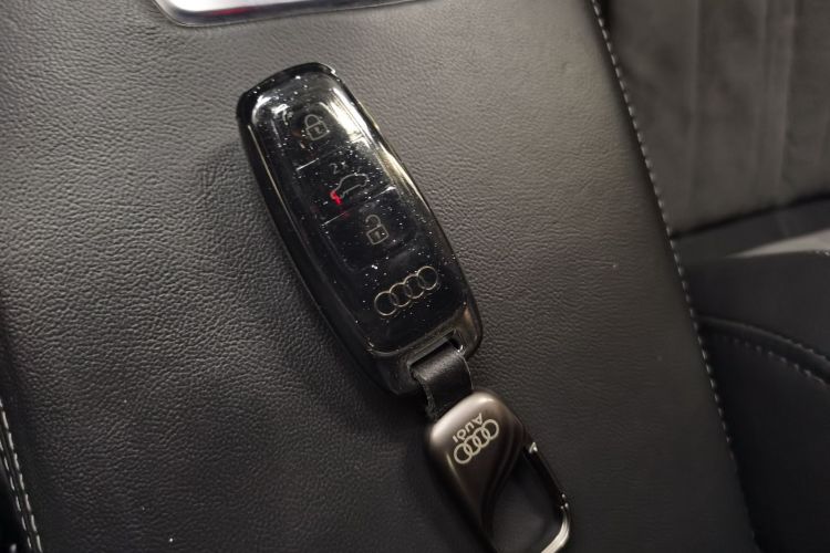 奥迪A6L 2023款 改款 45 TFSI quattro 臻选动感型中控内饰7001