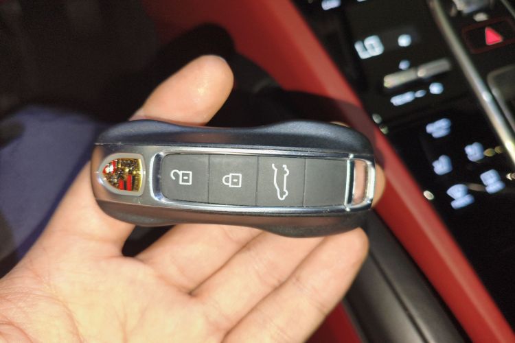 保时捷 Cayenne新能源 2023款 Cayenne E-Hybrid 2.0T 铂金版中控内饰7001