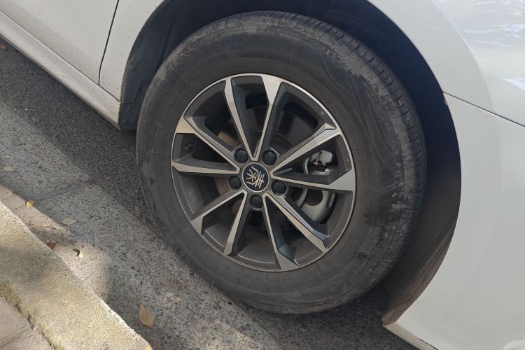 比亚迪 秦PLUS 2023款 冠军版 DM-i 55KM领先型车身外观10