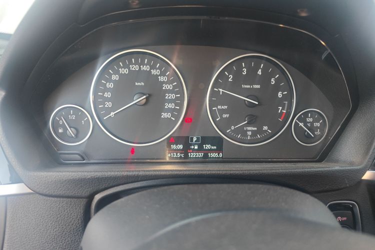 宝马3系 2016款 320i 时尚型中控内饰14