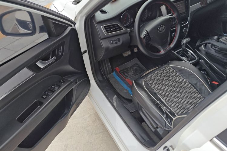 奔腾B30 2017款 1.6L 自动豪华型中控内饰20