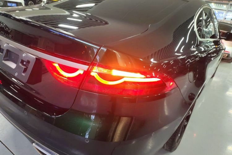 捷豹XFL 2023款 XFL 2.0T P250 两驱精英运动鎏金版车身外观9