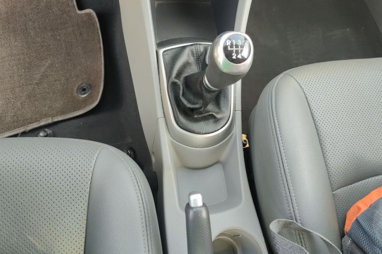 现代 瑞纳 2014款 1.4L 手动智能型GLS中控内饰18