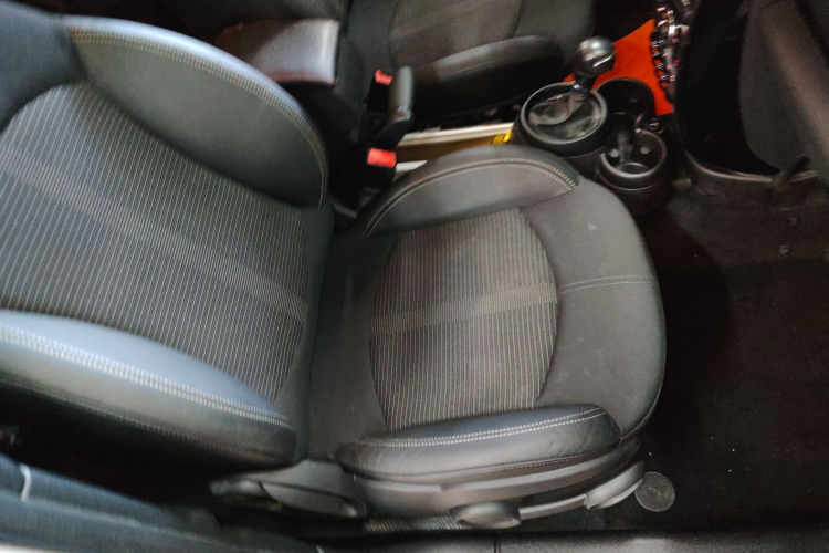 MINI Countryman 2016款 1.6T COOPER ALL4 Fun装备控局部细节41