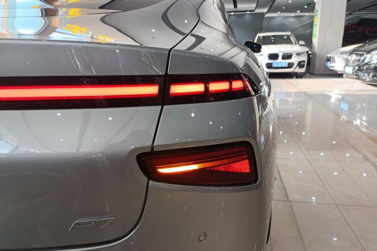 小鹏P7 2022款 625E车身外观9