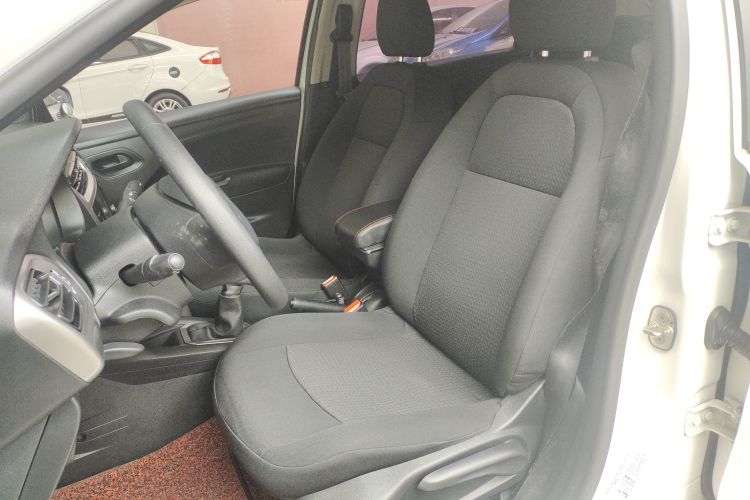 标致301 2016款 1.6L 手动舒适版中控内饰19