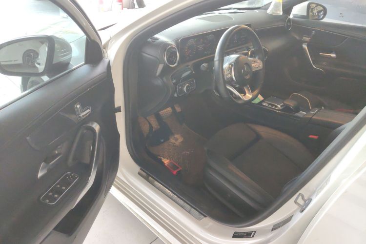 奔驰A级 2019款 A 200 L 运动轿车中控内饰20