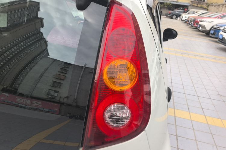 比亚迪F0 2015款 1.0L AMT 铉酷型车身外观9