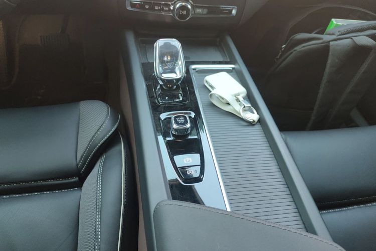 沃尔沃XC60新能源 2025款 插电式混动 长续航四驱智远极夜黑版中控内饰18