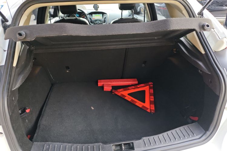 福特 福克斯 2017款 两厢 1.6L 自动风尚型智行版机舱底盘23