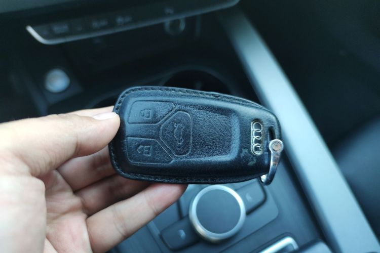 奥迪A4L 2018款 30周年年型 40 TFSI 进取型中控内饰11