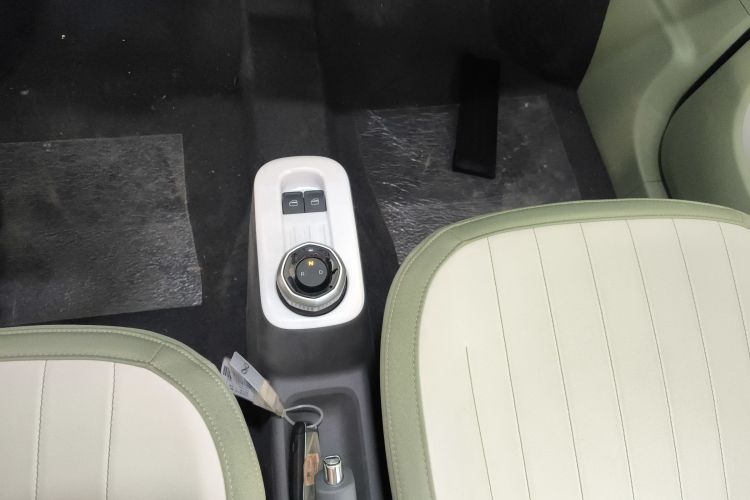 吉利银河 2025款 210km 熊猫骑士中控内饰18