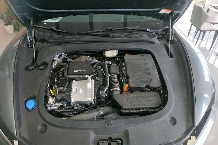 比亚迪 汉L 2025款 DM-p 四驱激光雷达旗舰型机舱底盘24