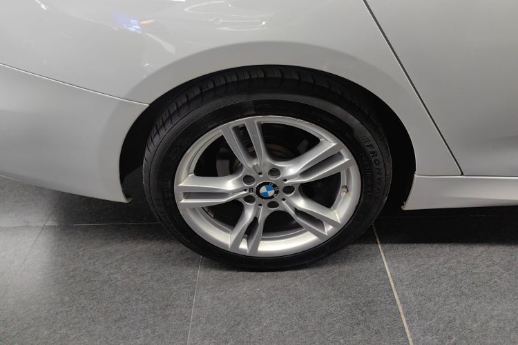 宝马3系GT 2019款 320i M运动套装车身外观6008